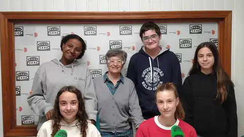 Profesora y alumnado del Taller de Creación Literaria de la Up de Valdepeñas Profesora y alumnado del Taller de Creación Literaria de la Up de Valdepeñas