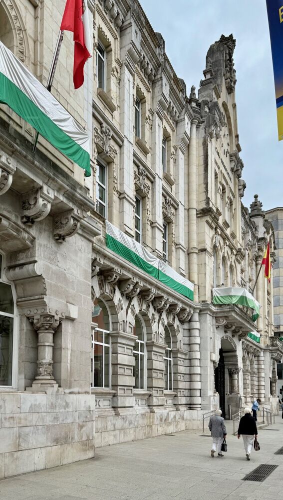 El balcón del Ayuntamiento de Santander se viste de verdiblanco en apoyo al Racing