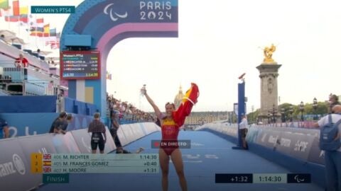 Marta Francés entrando segunda en la prueba de triatlón de los Juegos Paralímpicos