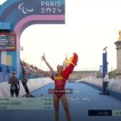 Marta Francés entrando segunda en la prueba de triatlón de los Juegos Paralímpicos