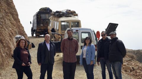 La diputada Marta Sancho, tercera por la derecha y junto a Laxe (centro), durante una visita al rodaje de Sirat