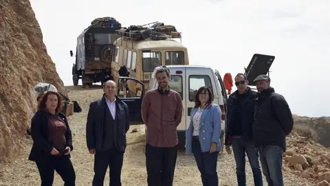 La diputada Marta Sancho, tercera por la derecha y junto a Laxe (centro), durante una visita al rodaje de Sirat La diputada Marta Sancho, tercera por la derecha y junto a Laxe (centro), durante una visita al rodaje de Sirat