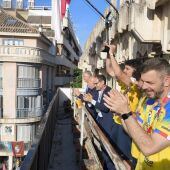 Jugadores, entrenador y presidente saludan desde el balcón del Ayuntamiento