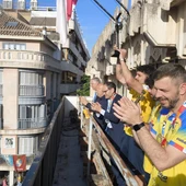 Jugadores, entrenador y presidente saludan desde el balcón del Ayuntamiento Jugadores, entrenador y presidente saludan desde el balcón del Ayuntamiento