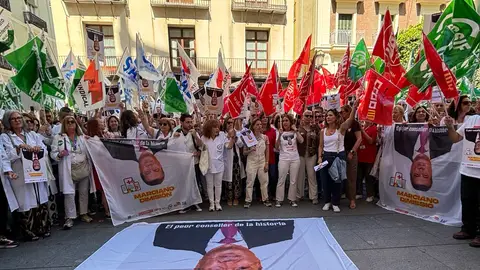 Los sindicatos se han concentrado frente al Palau de la Generalitat. Los sindicatos se han concentrado frente al Palau de la Generalitat.