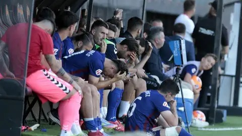 El banquillo del Eldense se lamenta. El banquillo del Eldense se lamenta.