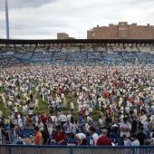 La afición invadió el césped al concluir el choque 