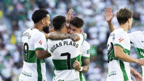 El Elche celebra un gol ante el Málaga.