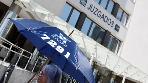 Familiares de las asociaciones '7291: Verdad y Justicia', Pladigmare y Marea de Residencias se manifiestan en el Juzgado de Instrucción número 3 de Madrid Suspendida la declaración de los ex altos cargos imputados por los muertos en residencias