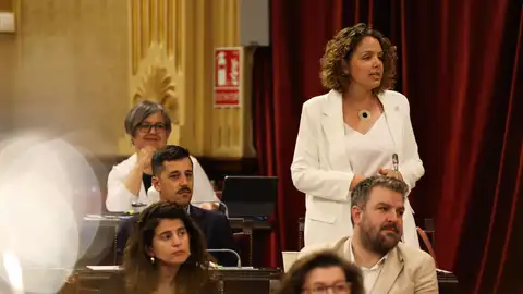 La diputada del Grup Parlamentari MÉS per Mallorca Marta Carrió interviene durante un pleno La diputada del Grup Parlamentari MÉS per Mallorca Marta Carrió interviene durante un pleno