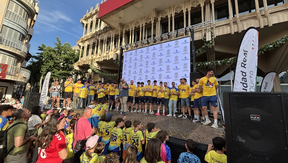 El Caserío ha celebrado el ascenso con la afición El Caserío ha celebrado el ascenso con la afición