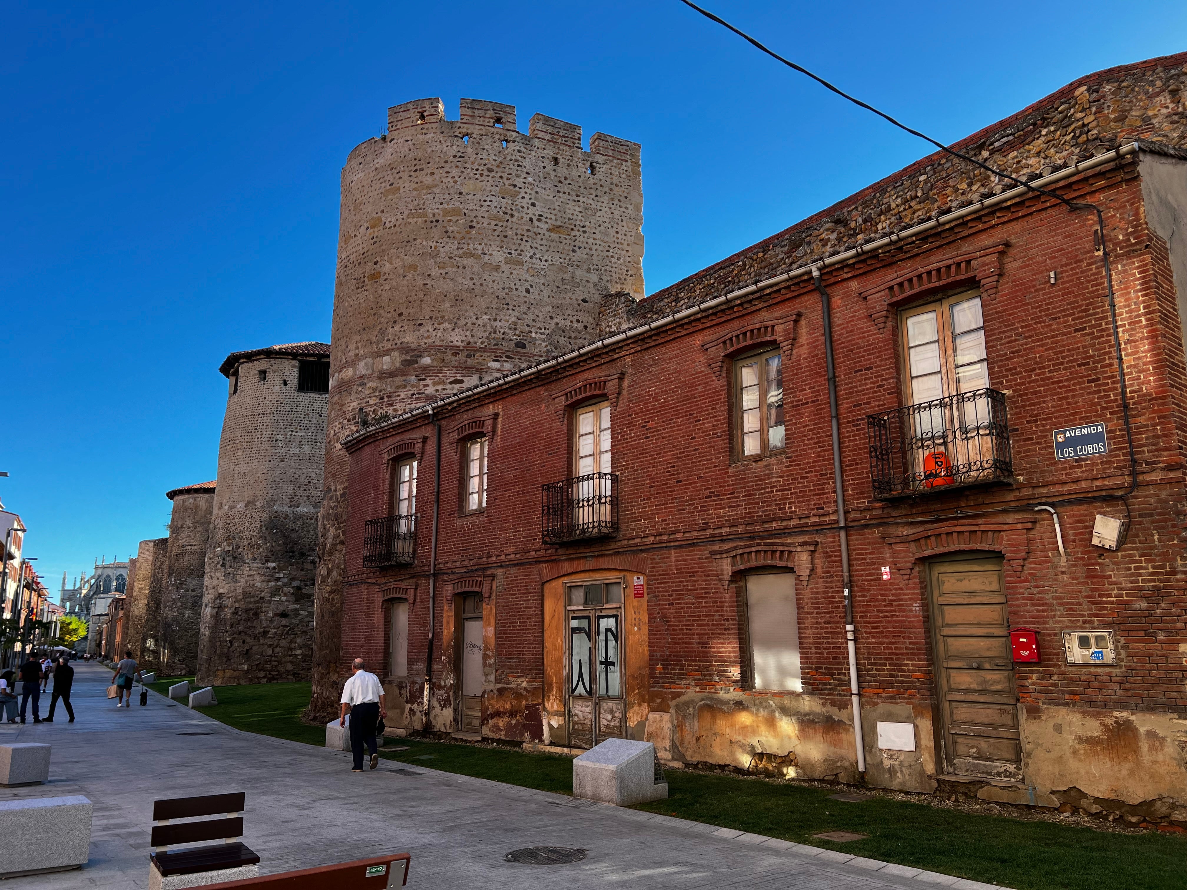Patrimonio autoriza la demolición de una edificación colindante con la Muralla de León Patrimonio autoriza la demolición de una edificación colindante con la Muralla de León