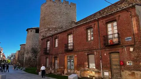 Patrimonio autoriza la demolición de una edificación colindante con la Muralla de León Patrimonio autoriza la demolición de una edificación colindante con la Muralla de León