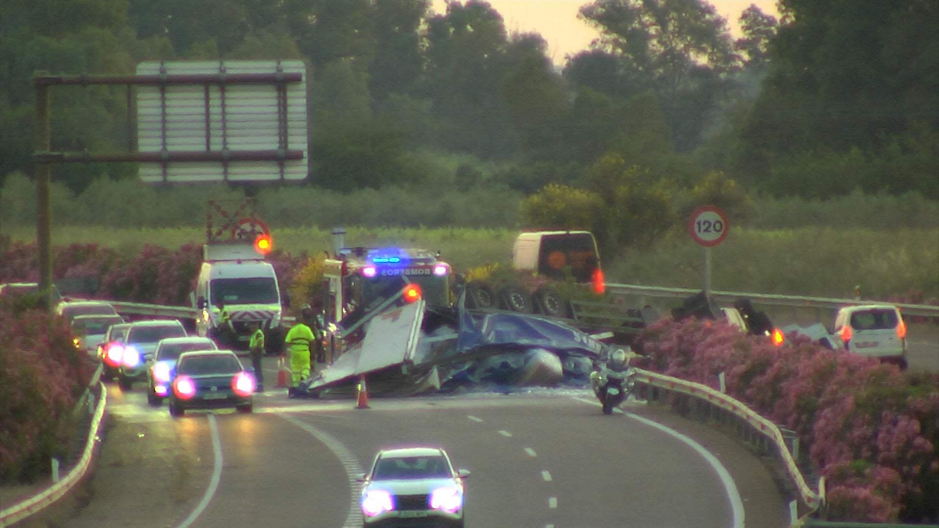 Vuelca un camión en la A5 dificultando el tráfico con cortes a la altura del kilómetro 354 dirección Madrid Vuelca un camión en la A5 dificultando el tráfico con cortes a la altura del kilómetro 354 dirección Madrid
