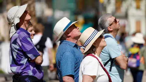 Imagen de archivo de varios turistas durante un día soleado y caluroso en el centro de València Imagen de archivo de varios turistas durante un día soleado y caluroso en el centro de València