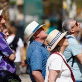 Imagen de archivo de varios turistas durante un día soleado y caluroso en el centro de València