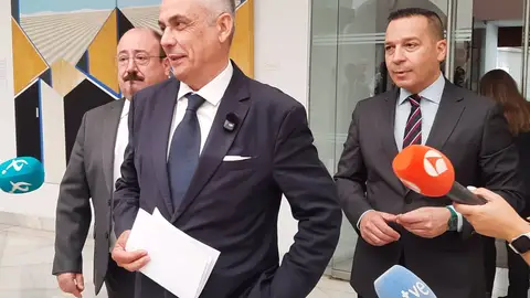 El presidente del Grupo Parlamentario Vox, Ángel Pelayo Gordillo, atiende a los medios en la Asamblea de Extremadura - El presidente del Grupo Parlamentario Vox, Ángel Pelayo Gordillo, atiende a los medios en la Asamblea de Extremadura -