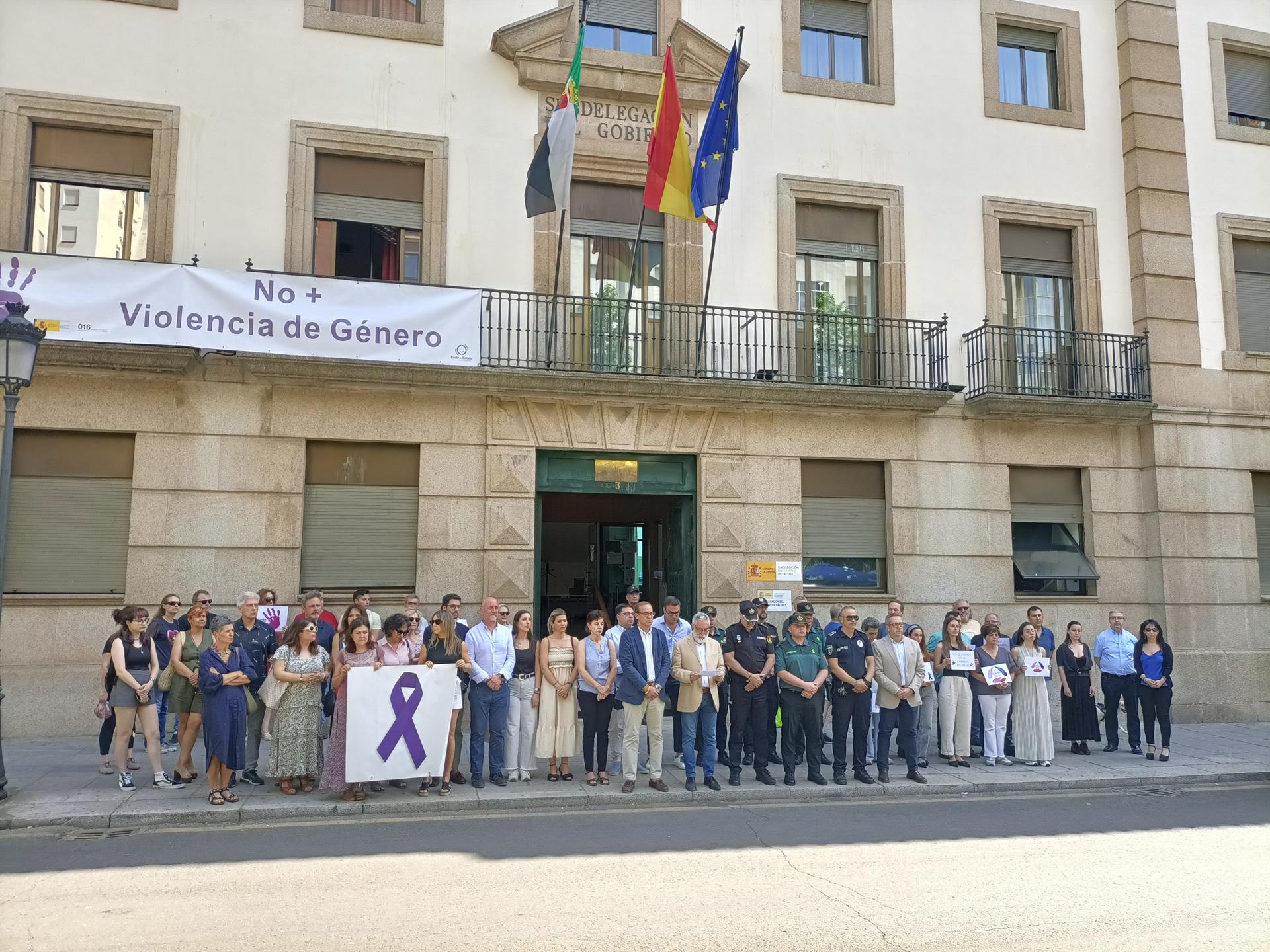 Cáceres guarda un minuto de silencio por la última víctima de la violencia machista en Aldeanueva del Camino Cáceres guarda un minuto de silencio por la última víctima de la violencia machista en Aldeanueva del Camino