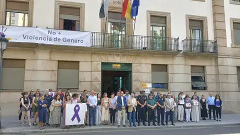 Cáceres guarda un minuto de silencio por la última víctima de la violencia machista en Aldeanueva del Camino Cáceres guarda un minuto de silencio por la última víctima de la violencia machista en Aldeanueva del Camino