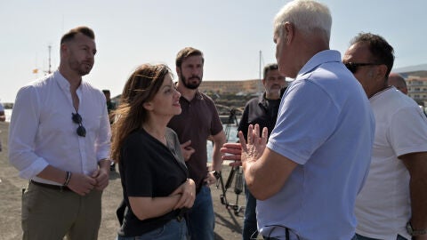  La ministra de Juventud e Infancia, Sira Rego, conversa con el presidente del Cabildo de El Hierro, Alpidio Armas (2d), durante su visita al puerto de La Restinga para interesarse por la tragedia que horas antes le cost&oacute; la vida a cuatro mujeres y tres ni&ntilde;as al volcar un cayuco mientras sus ocupantes desembarcaban en el muelle