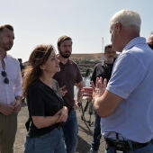  La ministra de Juventud e Infancia, Sira Rego, conversa con el presidente del Cabildo de El Hierro, Alpidio Armas (2d), durante su visita al puerto de La Restinga para interesarse por la tragedia que horas antes le costó la vida a cuatro mujeres y tres niñas al volcar un cayuco mientras sus ocupantes desembarcaban en el muelle