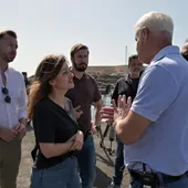 La ministra de Juventud e Infancia, Sira Rego, conversa con el presidente del Cabildo de El Hierro, Alpidio Armas (2d), durante su visita al puerto de La Restinga para interesarse por la tragedia que horas antes le costó la vida a cuatro mujeres y tres niñas al volcar un cayuco mientras sus ocupantes desembarcaban en el muelle La ministra de Juventud e Infancia, Sira Rego, conversa con el presidente del Cabildo de El Hierro, Alpidio Armas (2d), durante su visita al puerto de La Restinga para interesarse por la tragedia que horas antes le costó la vida a cuatro mujeres y tres niñas al volcar un cayuco mientras sus ocupantes desembarcaban en el muelle