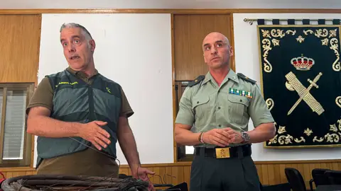El comandante de la Compañía de Sagunto, Gabriel Luque junto a un agente de la Guardia Civil. El comandante de la Compañía de Sagunto, Gabriel Luque junto a un agente de la Guardia Civil.