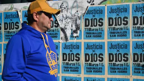 Carteles pidiendo a justicia por Diego Maradona junto al Tribunal Oral en lo Criminal N.º 3 de San Isidro, a 3 de abril de 2025, en San Isidro (Argentina). Carteles pidiendo a justicia por Diego Maradona junto al Tribunal Oral en lo Criminal N.º 3 de San Isidro, a 3 de abril de 2025, en San Isidro (Argentina).