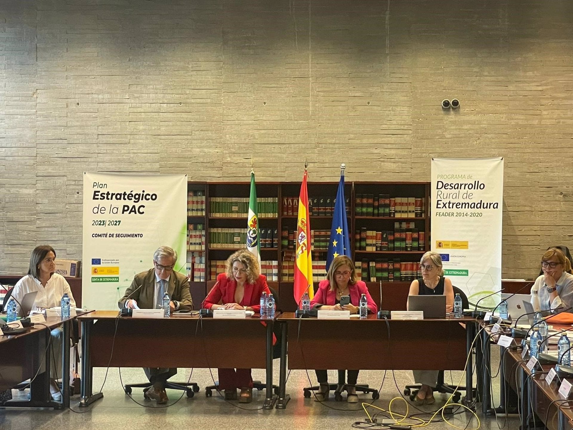 Extremadura tendrá que ejecutar antes de finalizar el año 276 millones con cargo al Plan de Desarrollo Rural para no perderlos Extremadura tendrá que ejecutar antes de finalizar el año 276 millones con cargo al Plan de Desarrollo Rural para no perderlos