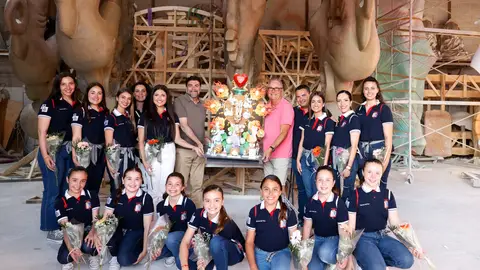 Las bellezas del fuego, el presidente de Federació y Pedro Espadero junto a la maqueta del monumento oficial Las bellezas del fuego, el presidente de Federació y Pedro Espadero junto a la maqueta del monumento oficial