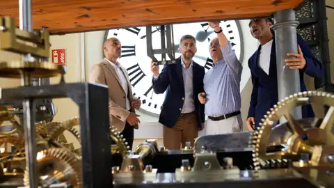 El reloj de la Puerta del Sol se retrasa una hora por primera vez en la historia para conmemorar el Día de Canarias El reloj de la Puerta del Sol se retrasa una hora por primera vez en la historia para conmemorar el Día de Canarias