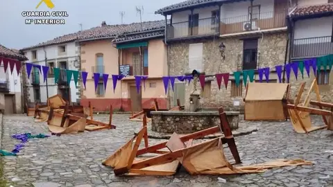 Dos jóvenes investigados por destruir diez puestos del mercado medieval en Guijo de Santa Bárbara Dos jóvenes investigados por destruir diez puestos del mercado medieval en Guijo de Santa Bárbara