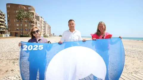 Burriana iza por primera vez tres Banderas Azules para sus playas del Grao, Malvarrosa y El Arenal. Burriana iza por primera vez tres Banderas Azules para sus playas del Grao, Malvarrosa y El Arenal.