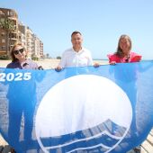 Burriana iza por primera vez tres Banderas Azules para sus playas del Grao, Malvarrosa y El Arenal.