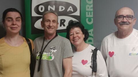 Erika Gabald&oacute;n y Jes&uacute;s Alonso, alumnos de la Escuela de Marcha N&oacute;rdica de Alcal&aacute;, junto a Luc&iacute;a Castillo y Jos&eacute; Manuel Veiga, los instructores
