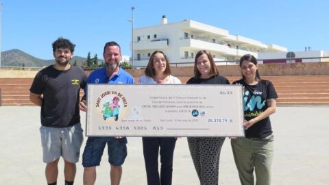 Ibiza IN recibi&oacute; el cheque solidario con m&aacute;s de 20.000 euros gracias a los organizadores de Sant Jordi va de frita