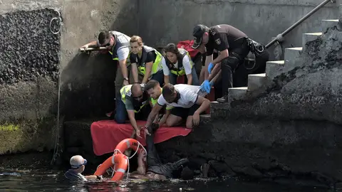 Cuatro mujeres y tres niñas de entre cuatro y 16 años han muerto y un bebé ha desaparecido al volcar un cayuco con unos 160 ocupantes en el puerto de La Restinga (El Hierro) Cuatro mujeres y tres niñas de entre cuatro y 16 años han muerto y un bebé ha desaparecido al volcar un cayuco con unos 160 ocupantes en el puerto de La Restinga (El Hierro)