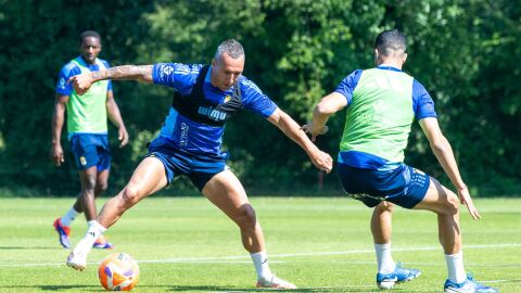 29-5-2025 Santi Cazorla controla un bal&oacute;n en El Requex&oacute;n