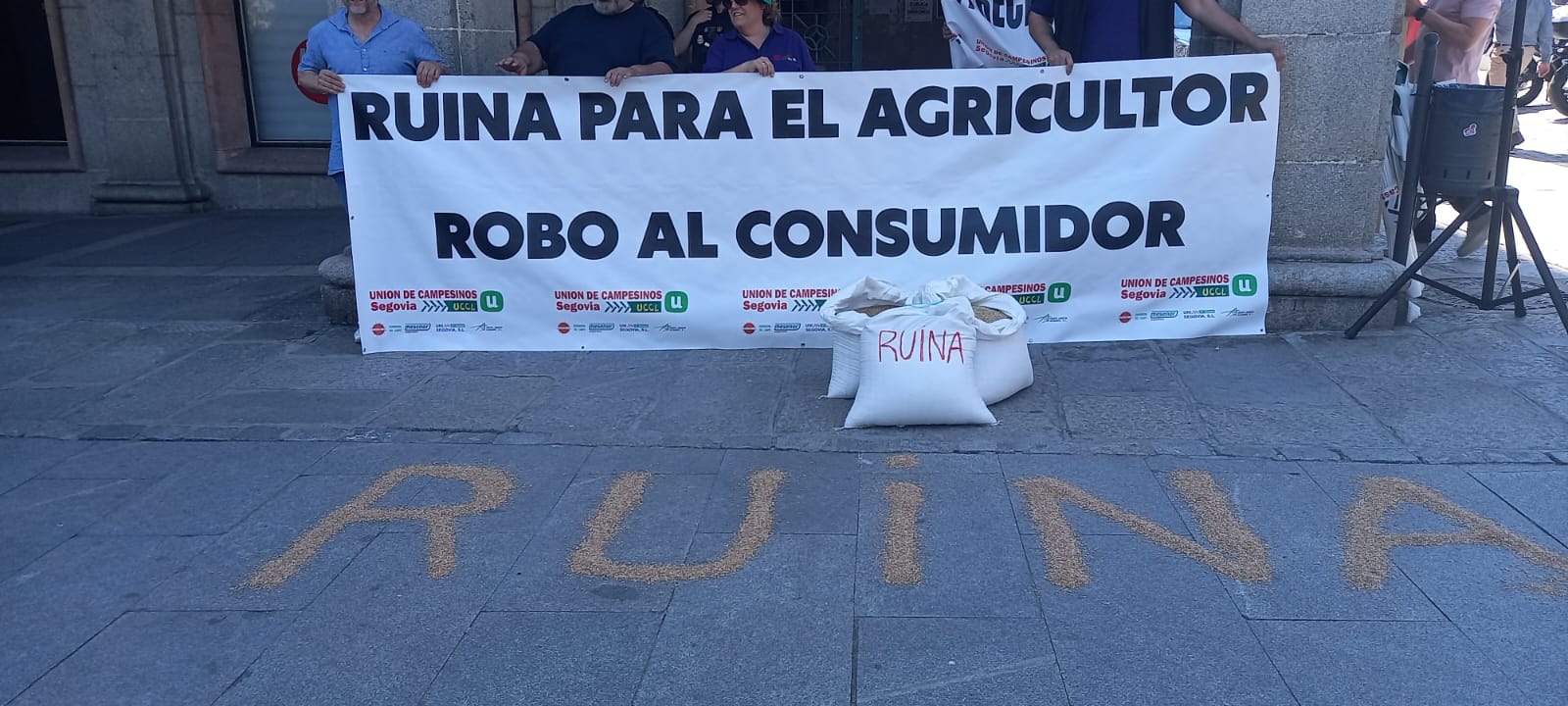 Los agricultores segovianos han vuelto a movilizarse para reclamar unos precios justos para el cereal Los agricultores segovianos han vuelto a movilizarse para reclamar unos precios justos para el cereal