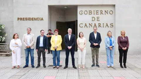 El Gobierno de Canarias guarda un minuto de silencio por la muerte de 7 migrantes en El Hierro El Gobierno de Canarias guarda un minuto de silencio por la muerte de 7 migrantes en El Hierro