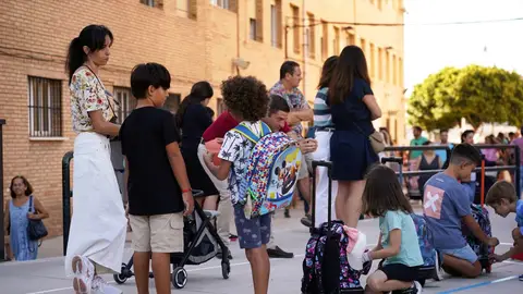 Los colegios andaluces podrán dejar salir a sus estudiantes a las 12 los viernes si hace mucho calor Los colegios andaluces podrán dejar salir a sus estudiantes a las 12 los viernes si hace mucho calor