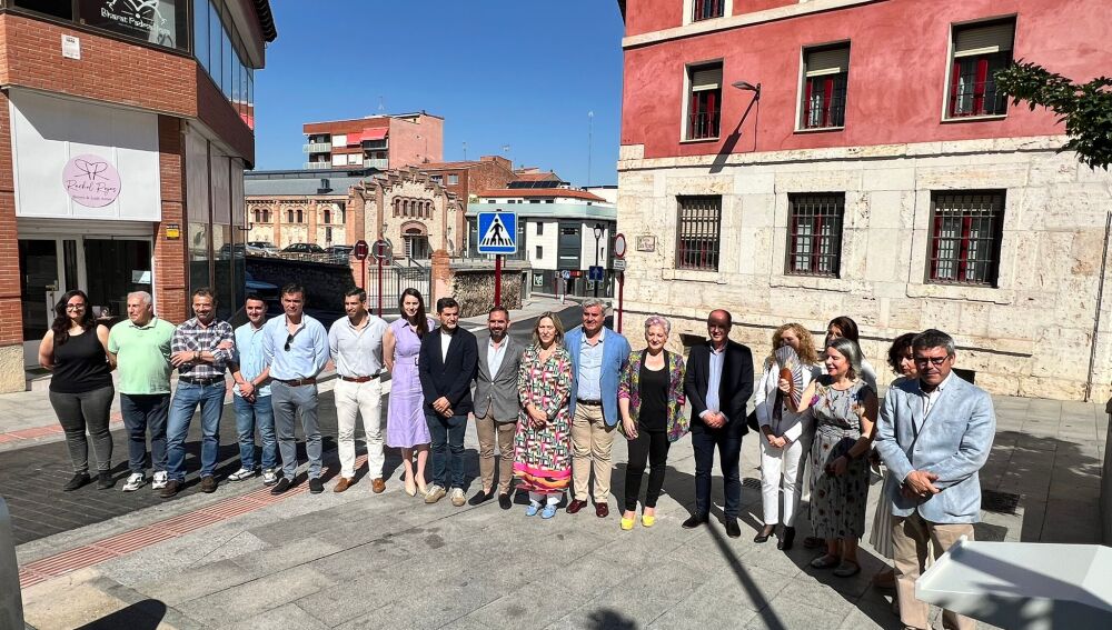 Foto de familia del acto oficial de fin de obras de la remodelación de la calle Miguel de Cervantes y su entorno