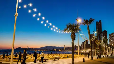 Benidorm paraliza las obras de la catenaria Benidorm paraliza las obras de la catenaria