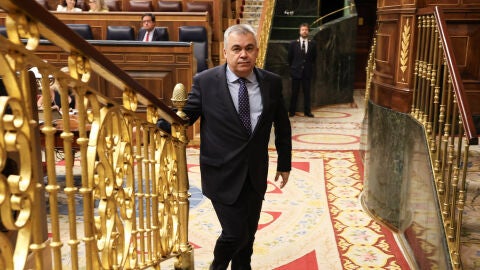 EL secretario de Organizaci&oacute;n del PSOE, Santos Cerd&aacute;n, llegando a la sesi&oacute;n de control al Gobierno
