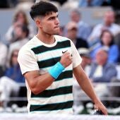 Alcaraz se deja un set en su vigésima victoria en Roland Garros