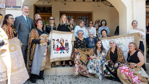 La presidenta extremeña acompaña a los Reyes en su visita a Guadalupe en el X aniversario de la proclamación de Felipe VI La presidenta extremeña acompaña a los Reyes en su visita a Guadalupe en el X aniversario de la proclamación de Felipe VI