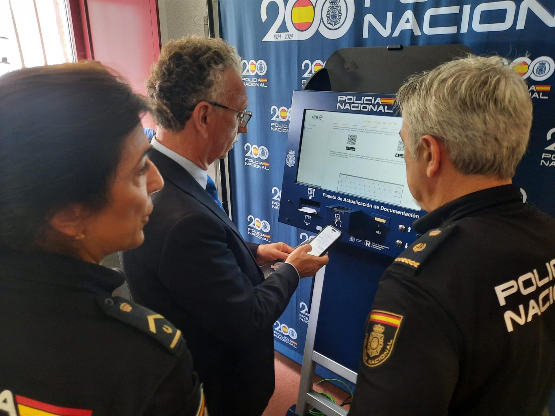 Quintana califica el DNI digital y la aplicación 'MIDNI' como un ejemplo de acercar la administración al ciudadano Quintana califica el DNI digital y la aplicación 'MIDNI' como un ejemplo de acercar la administración al ciudadano