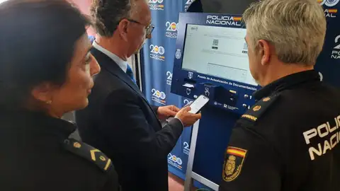 Quintana califica el DNI digital y la aplicación 'MIDNI' como un ejemplo de acercar la administración al ciudadano Quintana califica el DNI digital y la aplicación 'MIDNI' como un ejemplo de acercar la administración al ciudadano