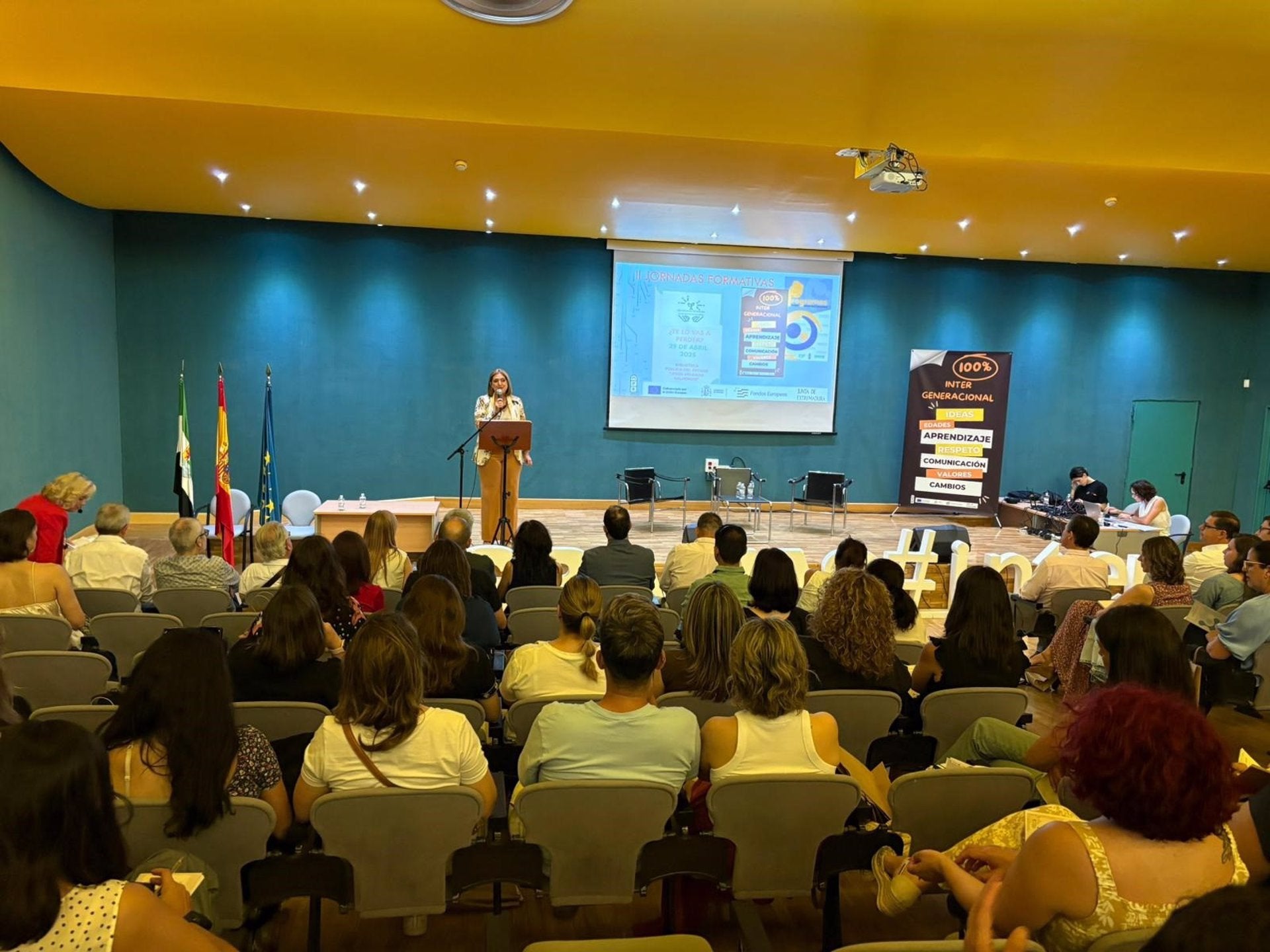 Más de 100 centros educativos extremeños participan en un programa que promueve la cooperación entre mayores y jóvenes Más de 100 centros educativos extremeños participan en un programa que promueve la cooperación entre mayores y jóvenes