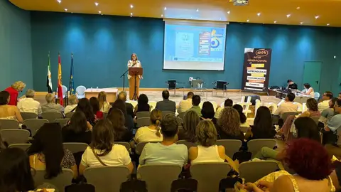 Más de 100 centros educativos extremeños participan en un programa que promueve la cooperación entre mayores y jóvenes Más de 100 centros educativos extremeños participan en un programa que promueve la cooperación entre mayores y jóvenes